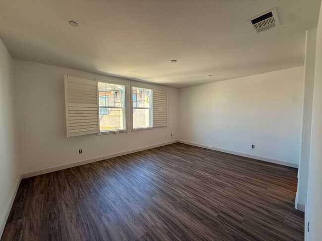 Building Photo - Modern 3BR/2.5BA Townhome in the Heart of ...