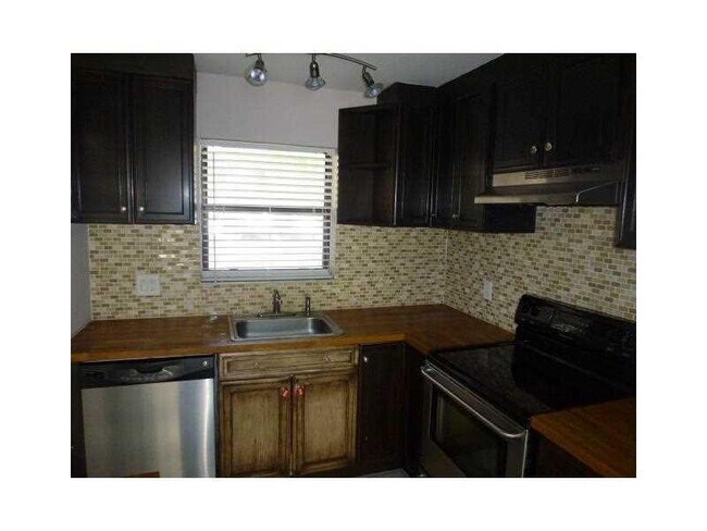 Building Photo - 21895 Lake Forest Cir