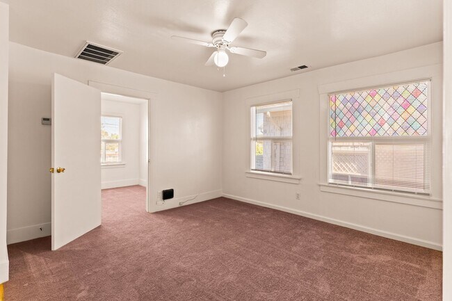 Building Photo - Utilities Included! 3 Bedrooms w/ Bonus Room & Spacious Kitchen