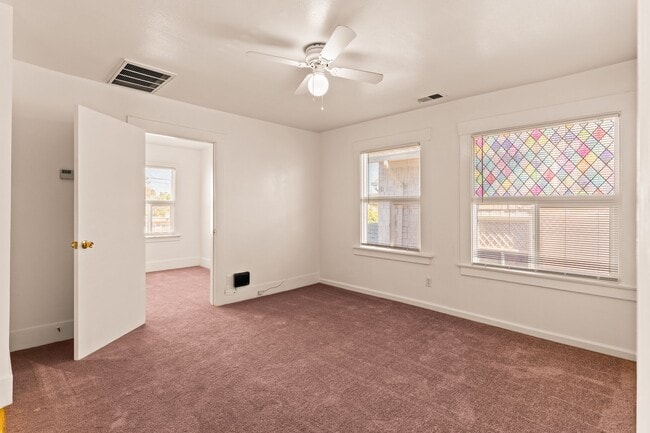 Building Photo - Utilities Included! 3 Bedrooms with Bonus ...