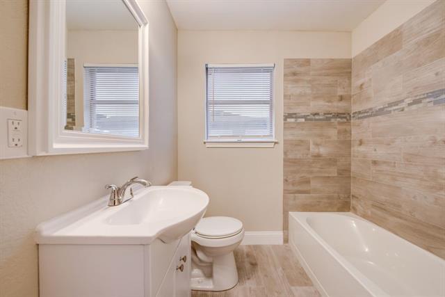 Building Photo - 3912 Lakewood Dr