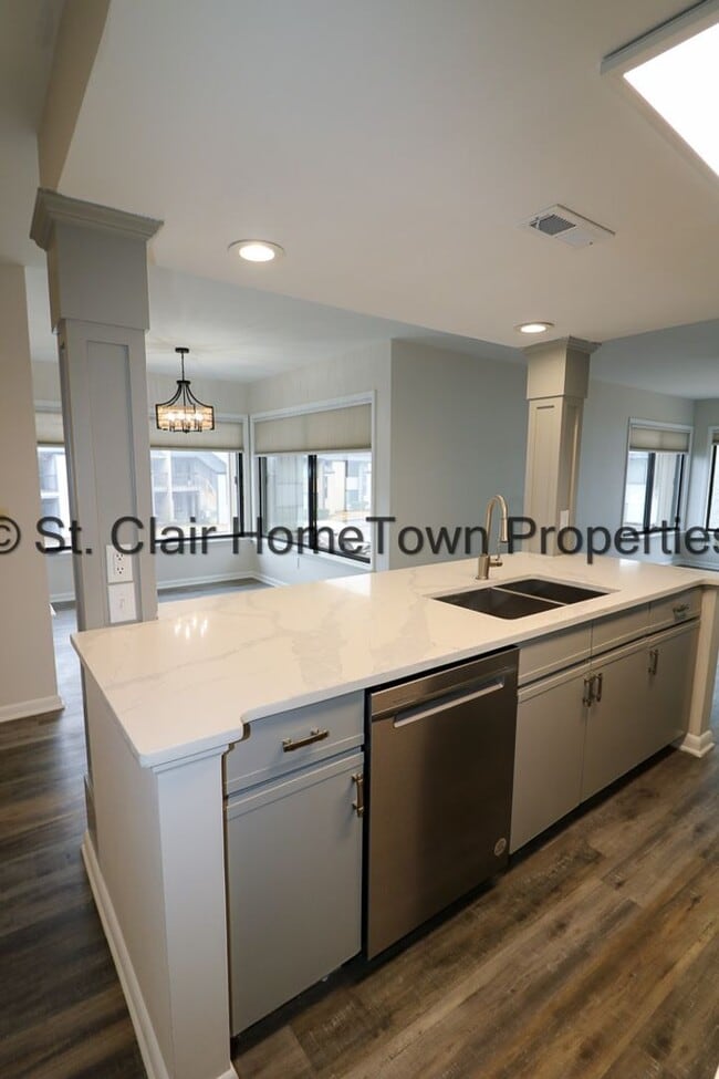 Building Photo - Upstairs Unit on Logan Martin Lake