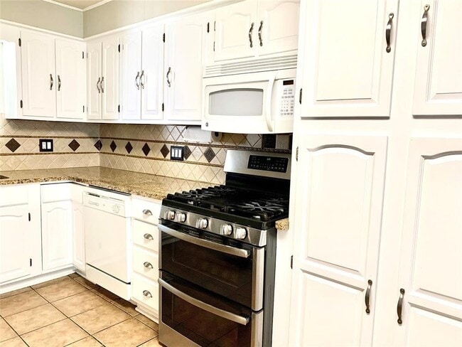 Building Photo - 8318 Highcrest Dr