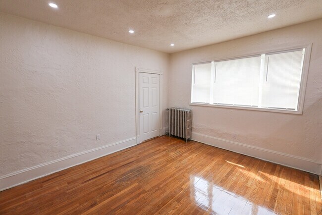 Building Photo - 114 Amory St
