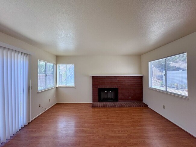 Building Photo - Spacious 3 Bedroom Home with High Ceilings...