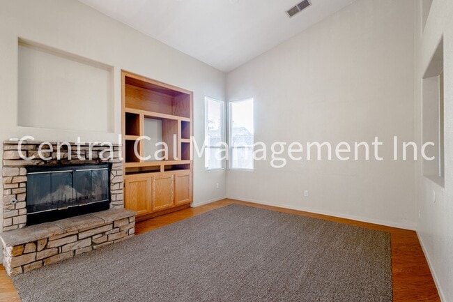 Building Photo - 4 Bedroom/3 Bath Home in the Southwest - $2495 per Month!