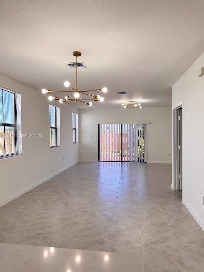 Building Photo - 1509 NE 3rd Ave