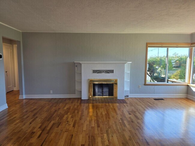Building Photo - 2 Bedroom Home in Manette!
