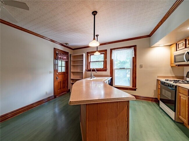 Building Photo - 1108 Lake Ave