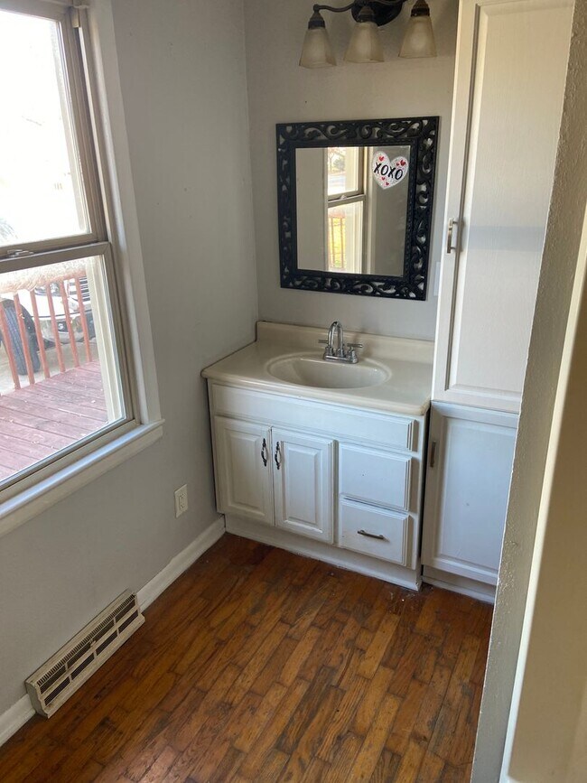 Building Photo - 3 bedroom 2 bath home for rent