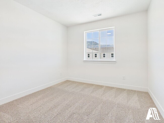 Building Photo - 447 E 650 N