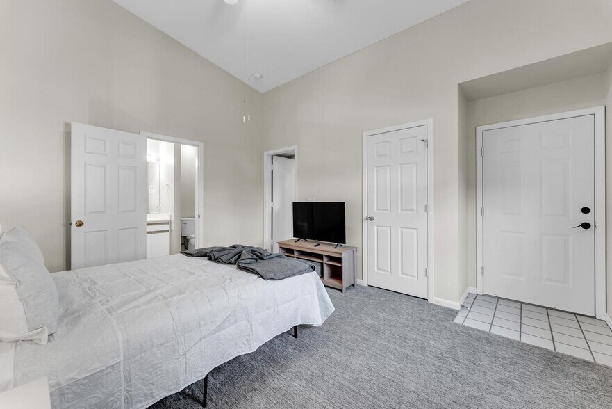 Building Photo - 155 W Rockford Dr