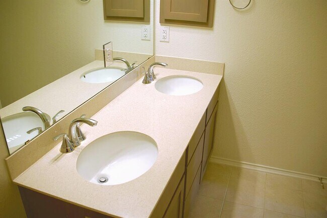 Building Photo - 211 Pitkin Dr