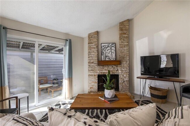 Building Photo - Freshly Renovated! Great Location! Such a sweet home