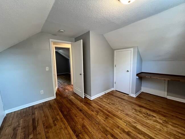 Building Photo - Adorable 3 Bedroom Fully Renovated Home!