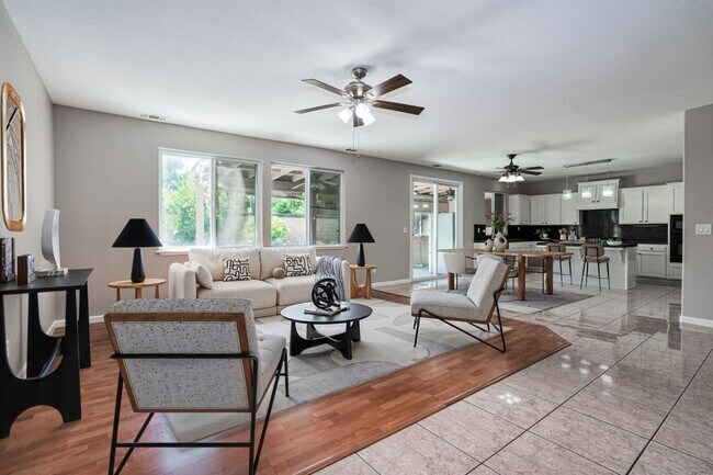 Building Photo - Perfect 6/3 Clovis Home for Large Family!