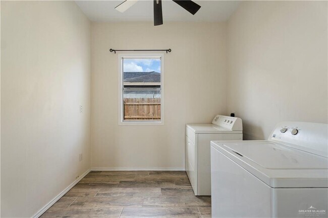 Building Photo - 13 H S St