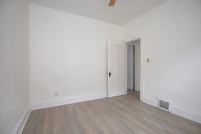 Building Photo - 2119 Lewis Dr
