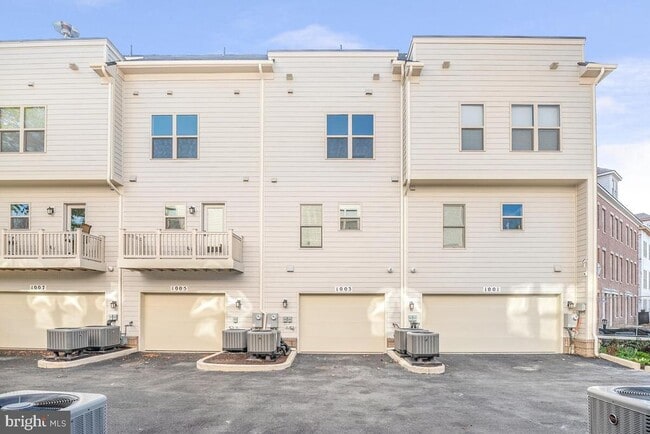 Building Photo - 1003 Sycamore Dr SE