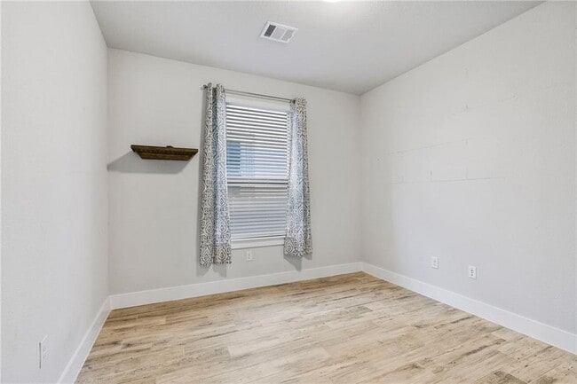 Building Photo - 941 Del Raphael Dr