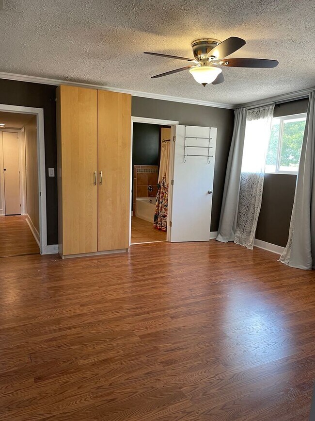 Building Photo - 3 Bedroom / 2 Bath Home Near Campus!