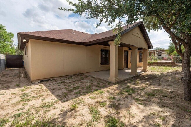 Building Photo - 204 N Espana Dr