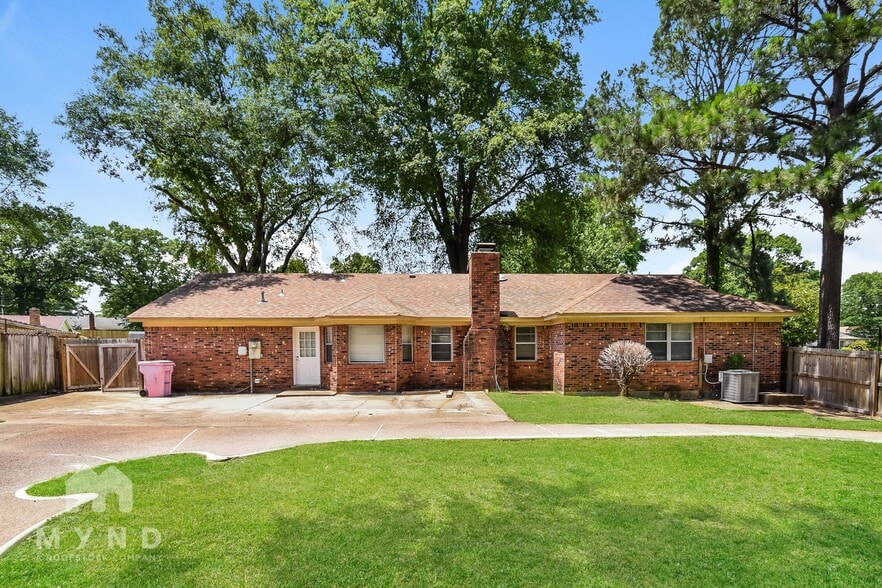 Building Photo - 8210 Danbury Cove