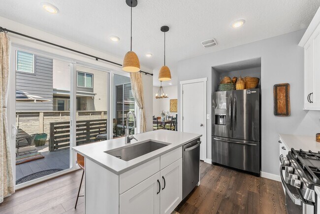 Building Photo - 6682 Serviceberry Dr