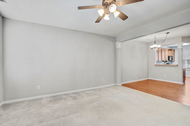 Building Photo - Cute and cozy townhome in Camden Park