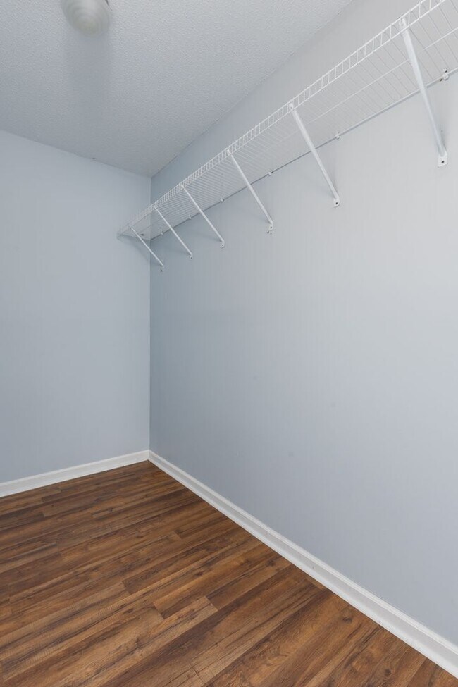 Building Photo - Charming 2 bedroom, 2 bathroom home locate...