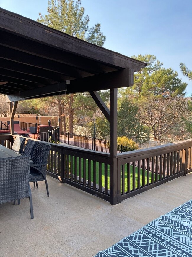 Building Photo - Gorgeous, modern, remodeled, furnished ren...