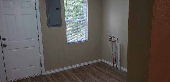 Building Photo - 1304 W Walnut Ave