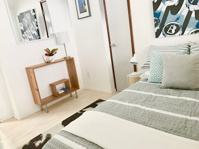 Building Photo - 4633 N Gantenbein Ave