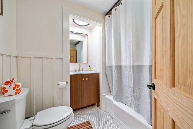 Building Photo - Furnished Downtown Bungalow!