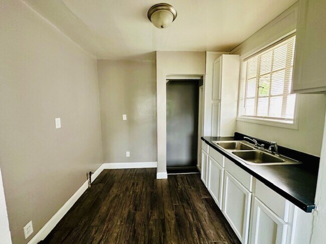 Building Photo - 3 Bedroom 1 Bath 2 Car Garage Welcome Sect...