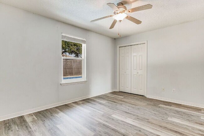 Building Photo - Welcome to your dream home! This stunning 4-bedroom, 3-bathroom residence is perfectly situated n...
