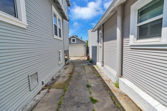 Building Photo - 4431 Penniman Ave
