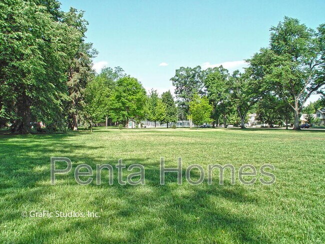 Building Photo - 1218 W Oak St