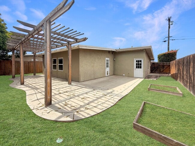 Building Photo - Charming 2B/1BA House w/ Large Yard, Garag...