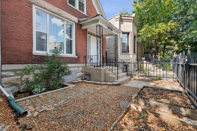 Building Photo - 1426 N Avers Ave
