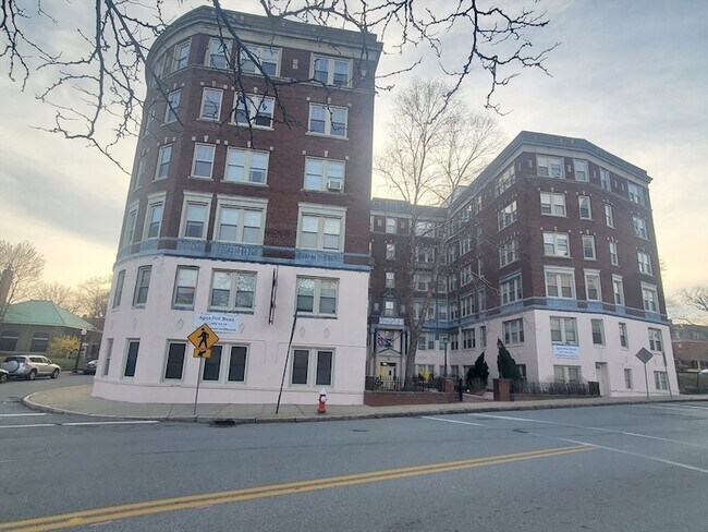 Building Photo - 415 County St