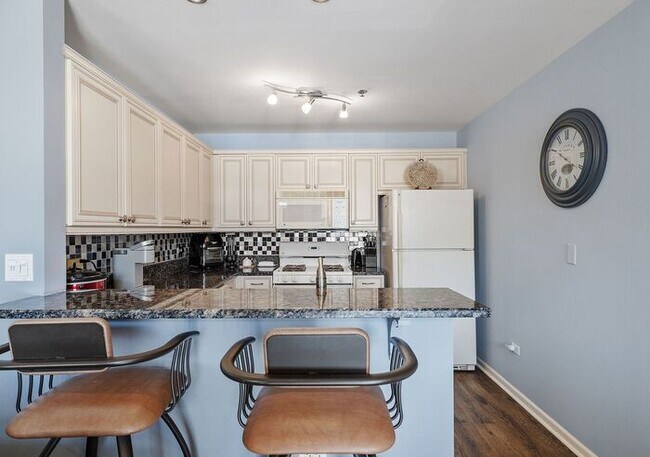 Building Photo - Bright & Spacious 2BR/2BA Condo with Cover...