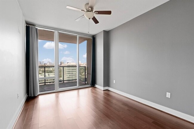 Building Photo - 300 Bowie St