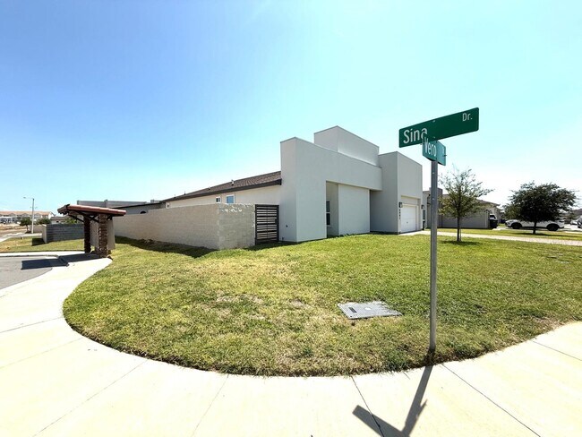 Building Photo - 6001 Vero Dr