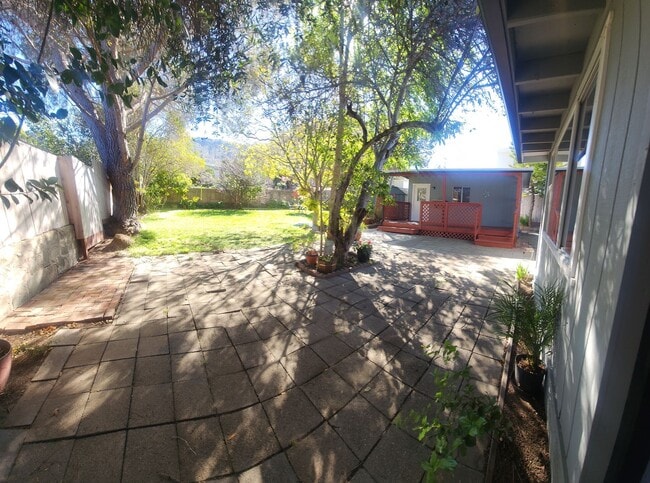 Building Photo - Well maintained 5 bedroom 2 bath with garage