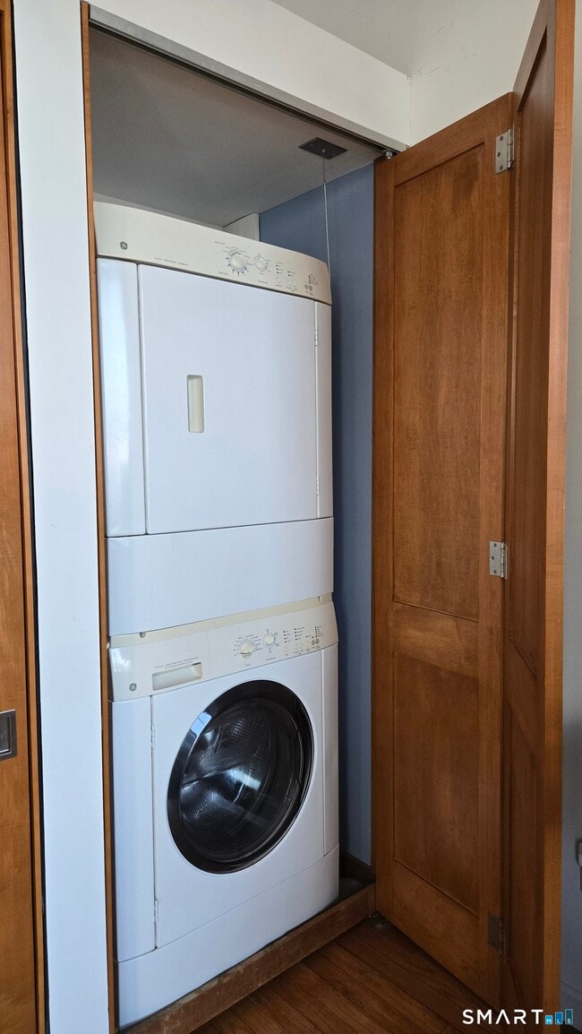 Building Photo - 556 Chapel St