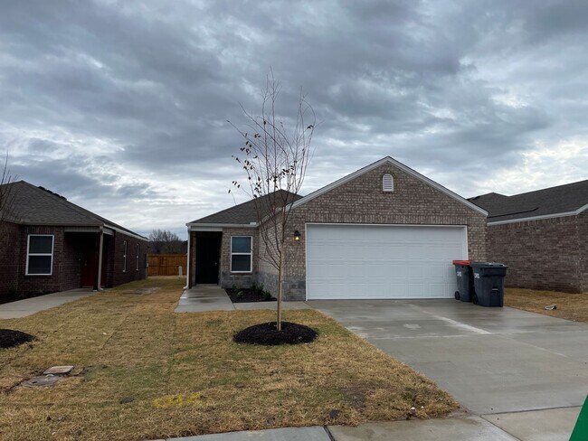 Building Photo - *Pre-leasing* Three Bedroom | Two Bath Hom...