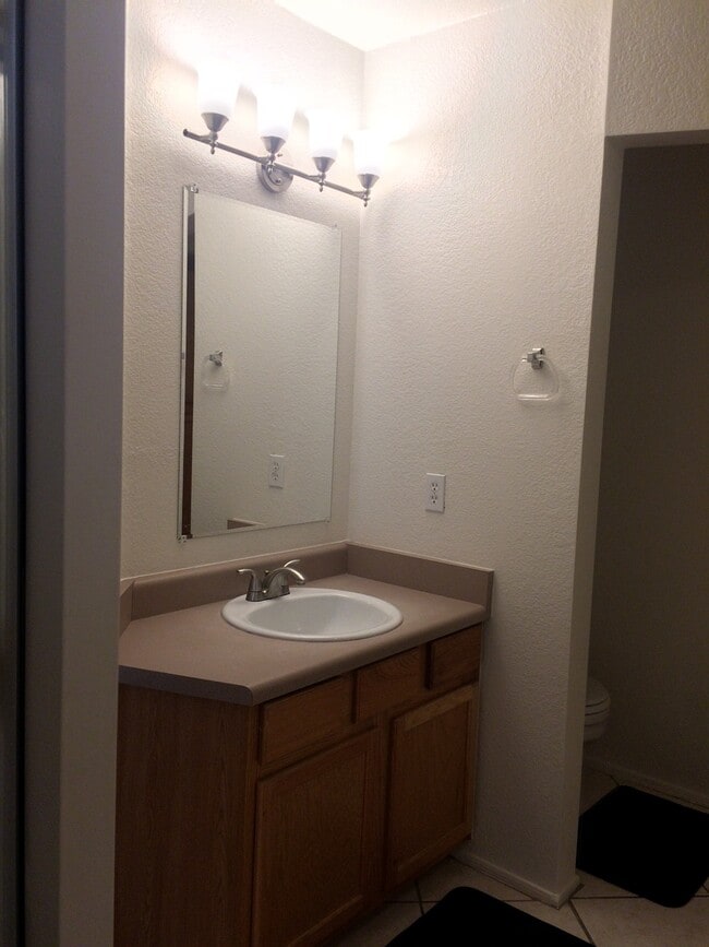 Building Photo - Under Market Rate! 3 bedroom 2 bath Townho...