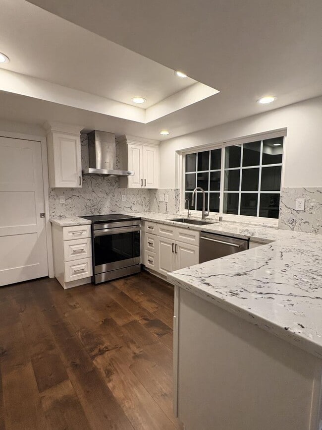 Building Photo - 1204 Lubich Dr