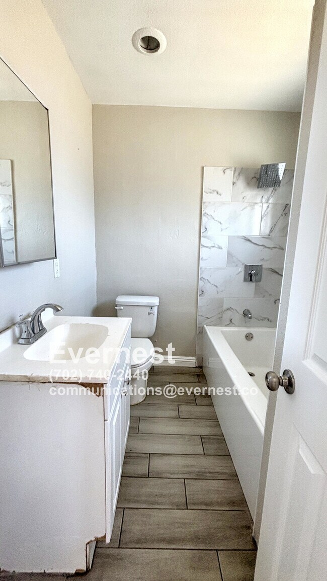 Building Photo - 718 W Wilson Ave